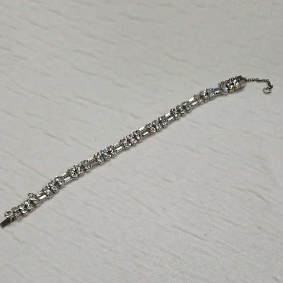 Elegant Silver Rhinestone Bracelet - Picture 2 of 7